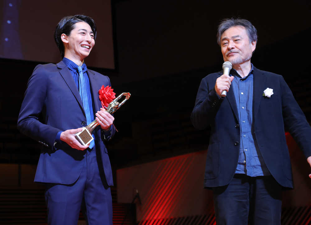 毎日映画コンクール表彰式　黒沢清監督（右）からスポニチグランプリ新人賞受賞を祝福される高杉真宙
