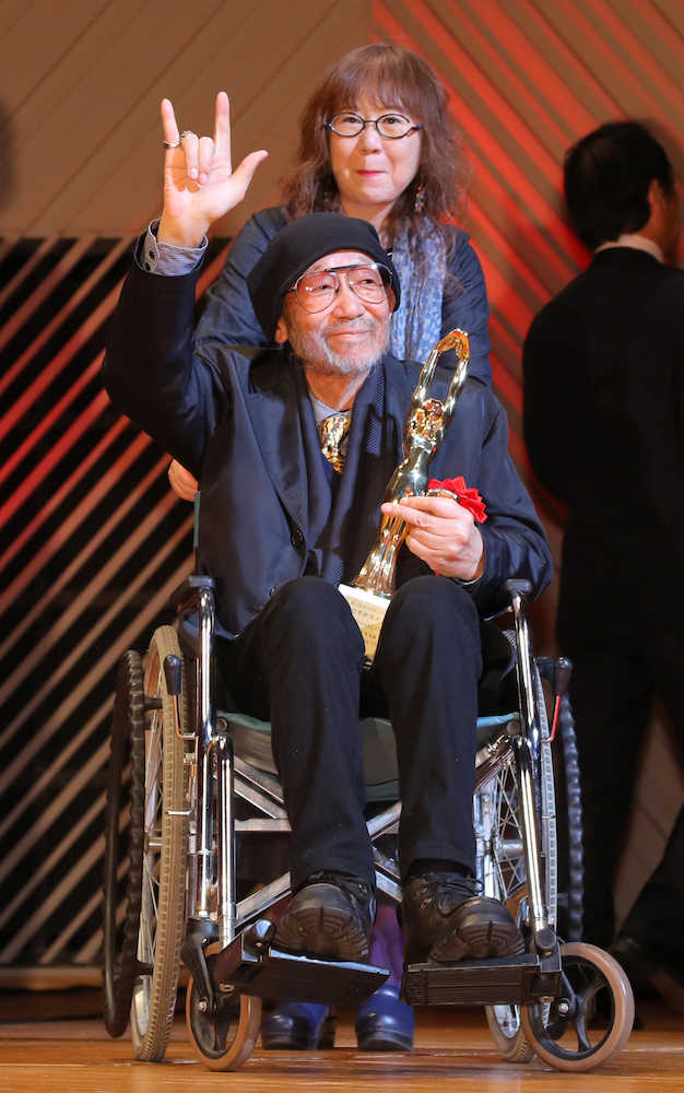 毎日映画コンクール表彰式　日本映画大賞を受賞した大林宣彦監督は車椅子で登場し笑顔でポーズ