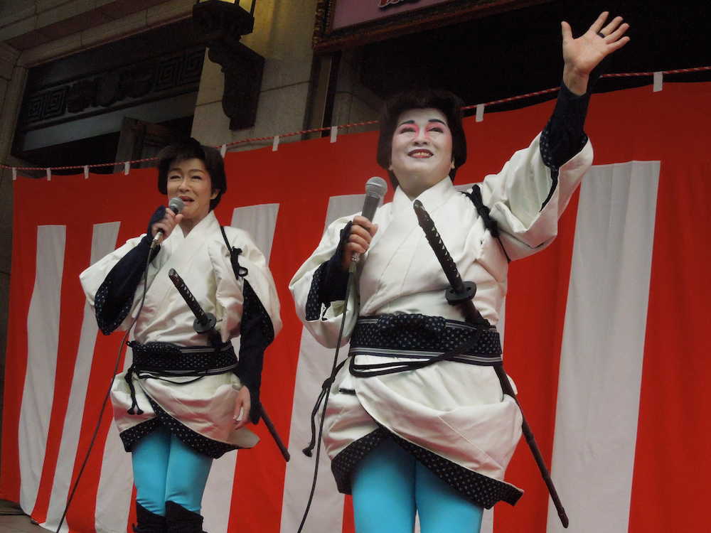 舞台「有頂天一座」の開幕前に大阪松竹座前であいさつする（左から）キムラ緑子、渡辺えり