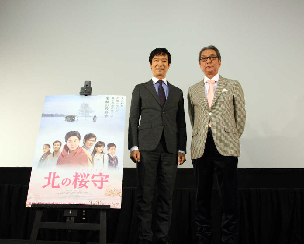 映画「北の桜守」の舞台あいさつに登壇した堺雅人（左）と滝田洋二郎監督
