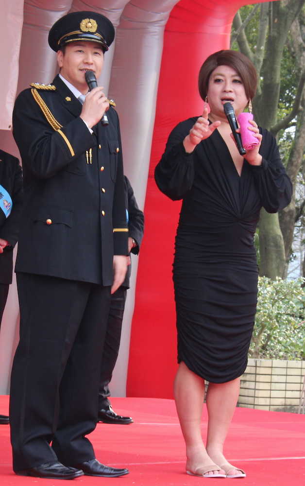 京都府警・西京署の一日警察署長を務めた「チョコレートプラネット」の長田庄平（左）と松尾駿