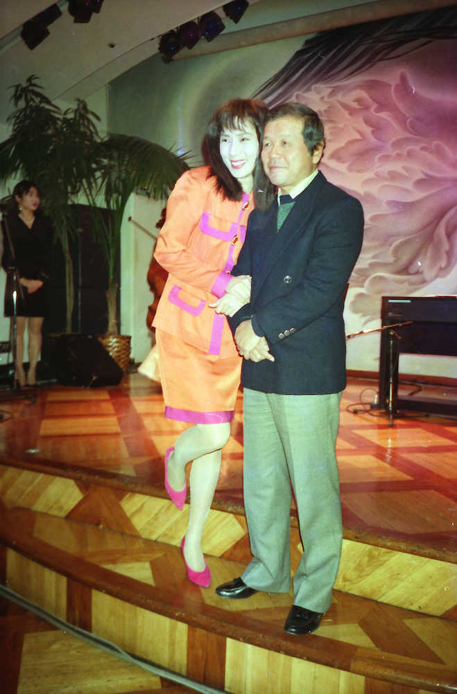 秋野暢子と笑顔を見せる左とん平さん（１９９２年撮影）