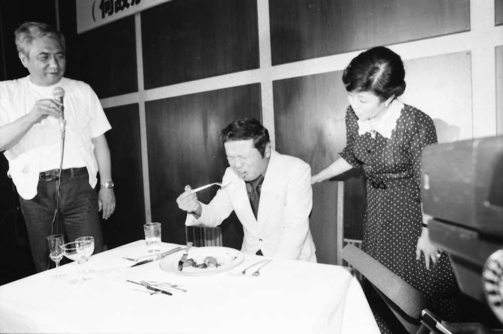 森光子さんの前で大嫌いな梅干しを食べる左とん平さん（１９８１年撮影）