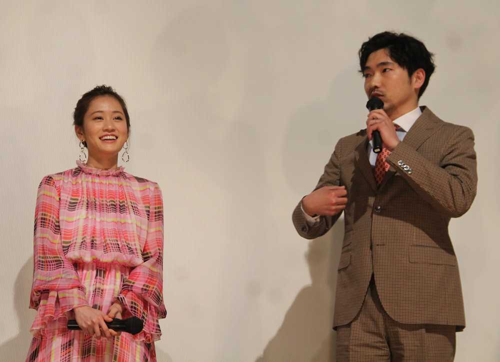 映画「素敵なダイナマイトスキャンダル」上映舞台挨拶に出席した前田敦子（左）と柄本佑