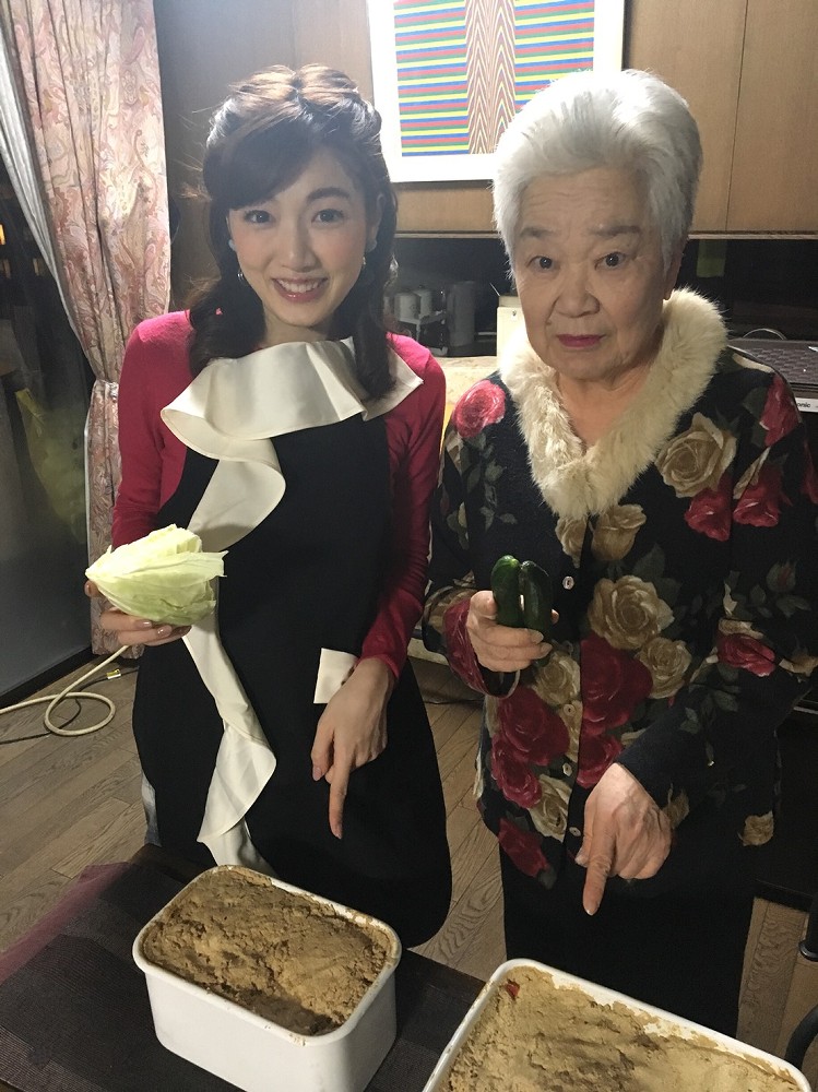 祖母・千賀子さんからぬか漬けの極意を伝授される中川栞アナウンサー（左）