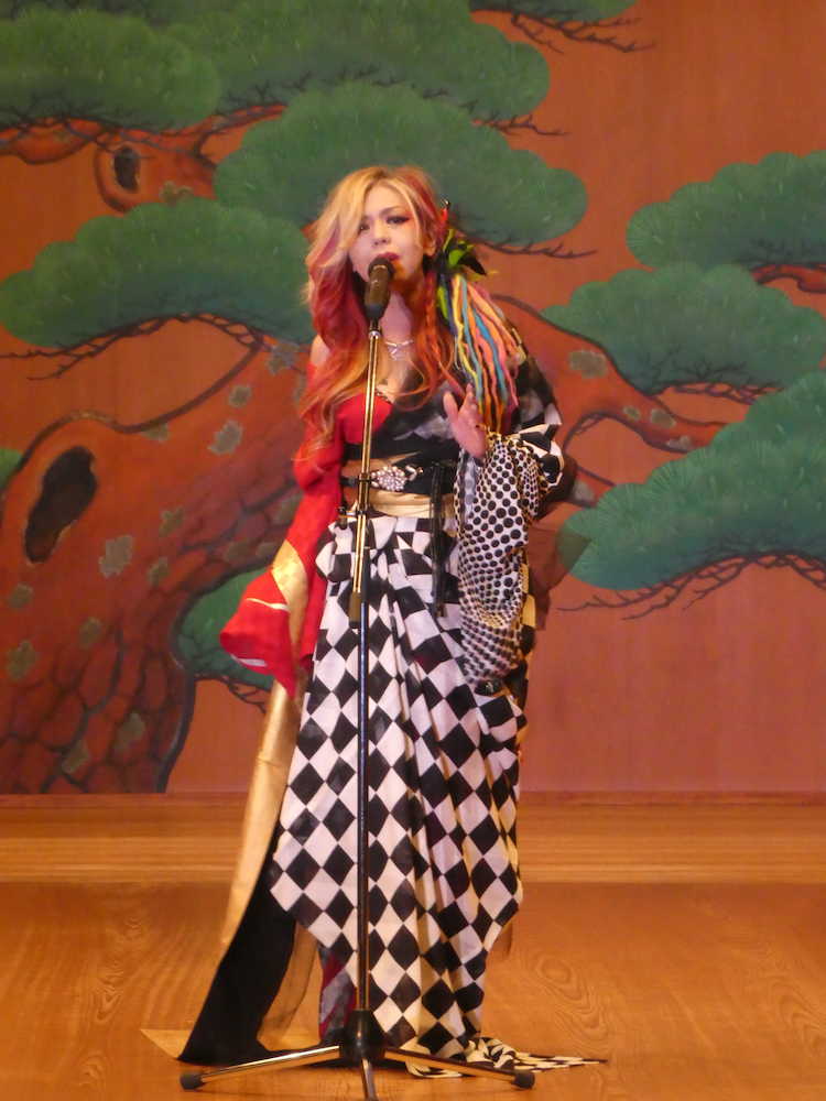 寺田恵子　ＹＯＳＨＩＫＩ着物でしっとり歌唱「日本意識した」