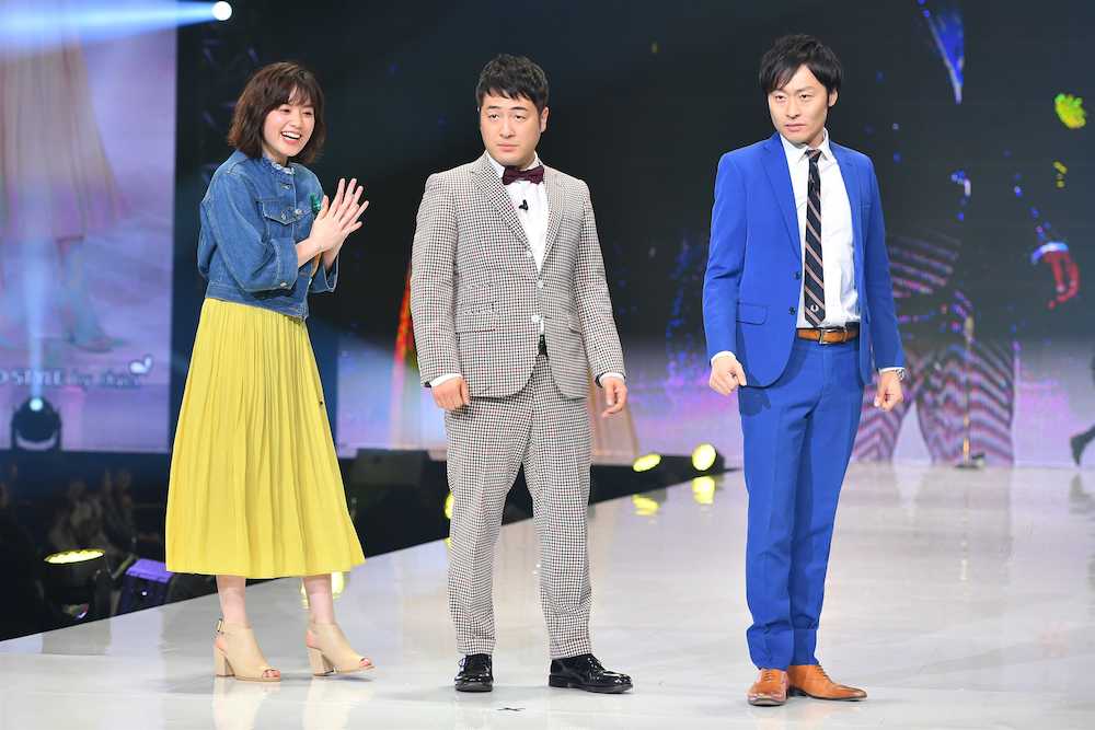 神戸コレクションのランウェーに登場した（右から）「和牛」の川西賢志郎と水田信二、筧美和子