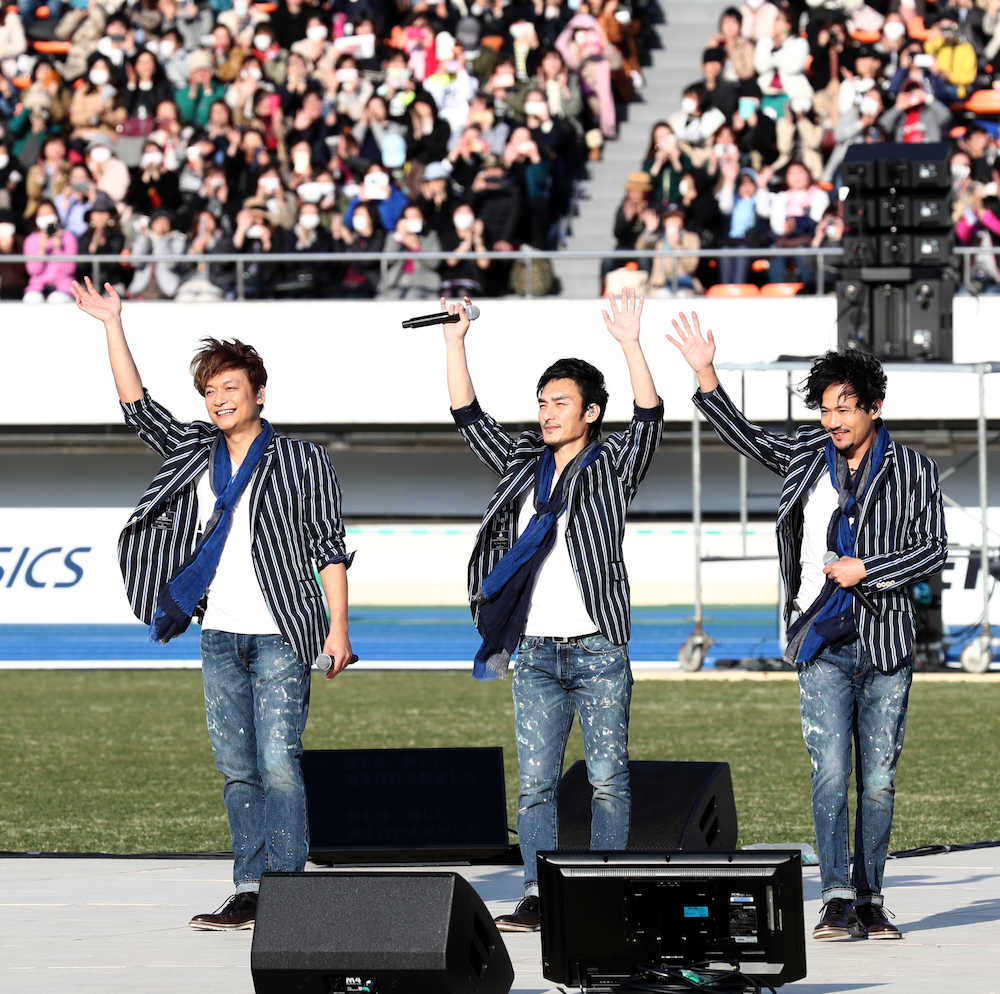 歌い終え満員のスタンンドに手を振る（左から）香取慎吾、草なぎ剛、稲垣吾郎