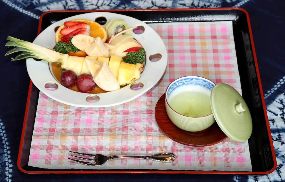 ＜王将戦第５局２日目＞豊島八段の午前のおやつはフルーツ盛合せと煎茶