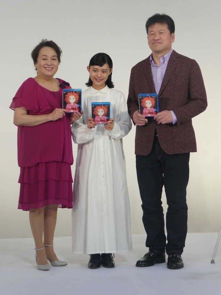 「メアリと魔女の花」ＤＶＤ発売記念イベントに出席した（左から）渡辺えり、杉咲花、佐藤二朗