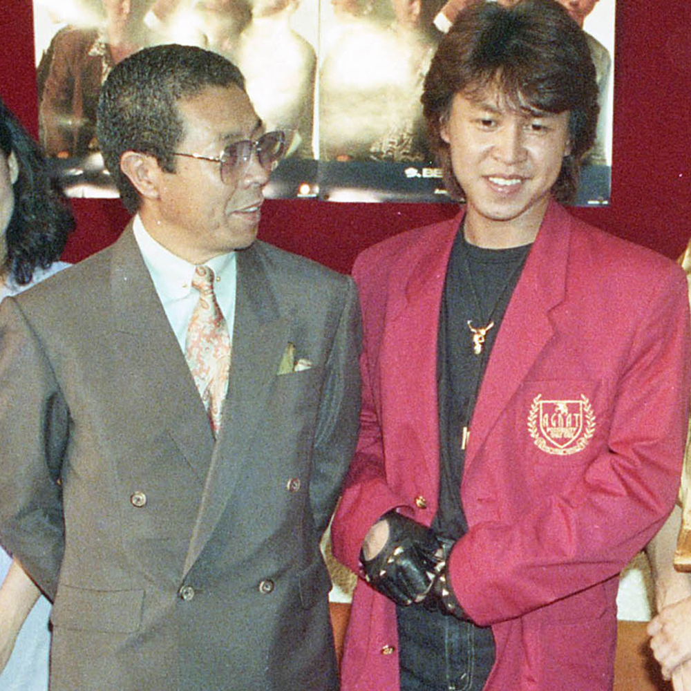 ８８年、ロックバンド「１ｓｔ　ＢＬＯＯＤ」のボーカルとして歌手デビューしたＭＡＫＯＴＯこと大野誠さん（右）を激励する北島三郎