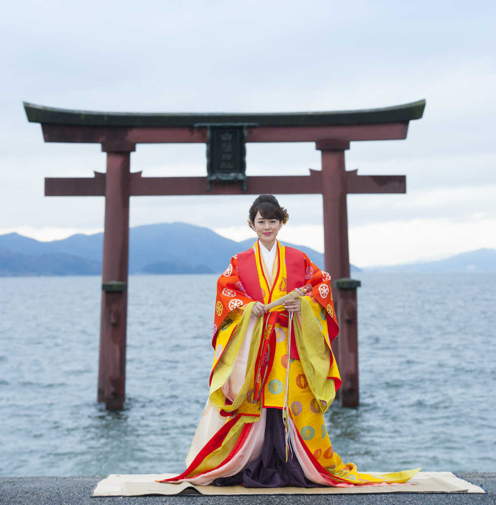 滋賀県高島市の琵琶湖に立つ白鬚神社の湖中大鳥居をバックに新曲「鳰の湖」のヒットを誓った丘みどり