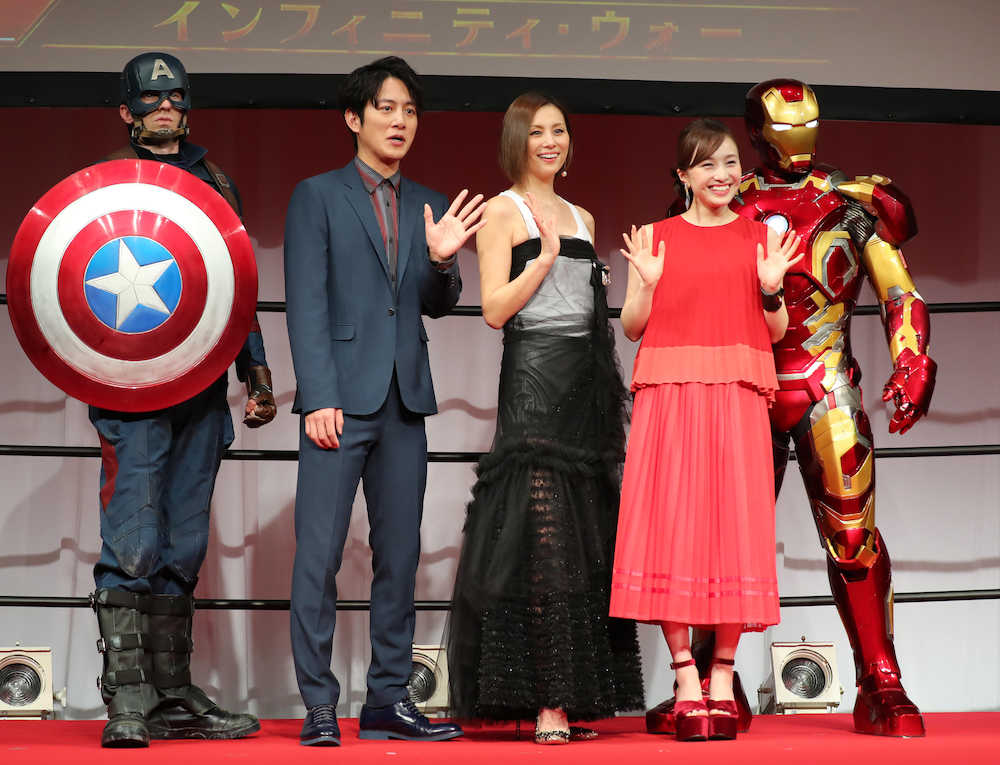 壇上に並んだ（左から）キャプテン・アメリカ、溝端淳平、米倉涼子、百田夏菜子、アイアンマン