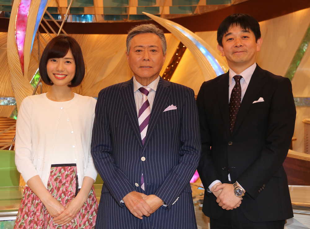 情報番組「とくダネ！」囲み取材出席した（左から）山崎夕貴アナ、小倉智昭、伊藤利尋アナ