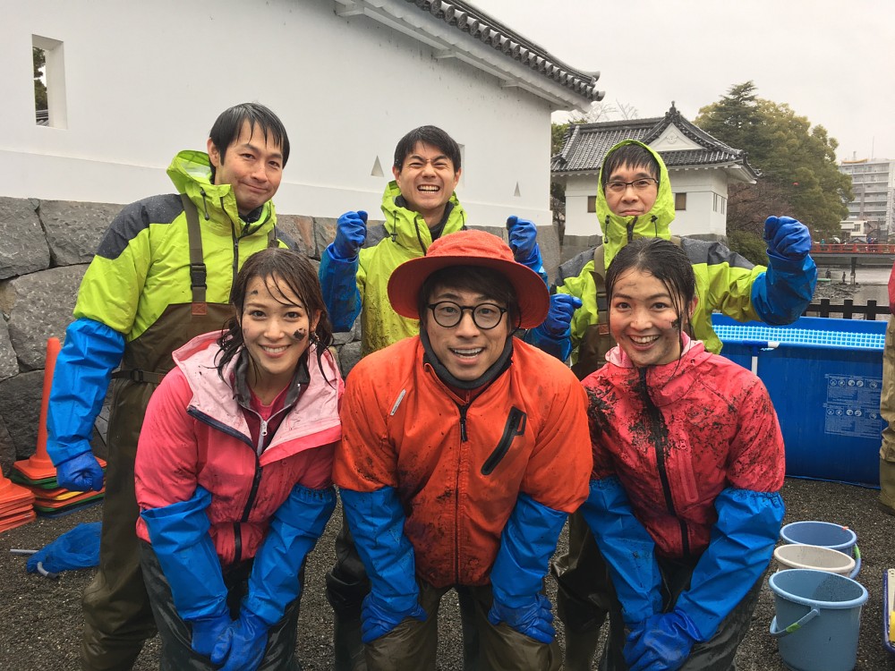 テレ東・鷲見玲奈アナ＆福田典子アナが泥んこ「池の水ぜんぶ抜く」に初参戦！雨中の小田原城ロケ