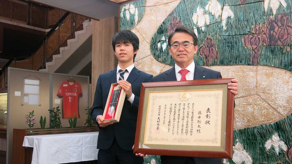 【画像・写真】藤井六段、イチ超え最年少１５歳で愛知県特別表彰　瀬戸市民栄誉賞も