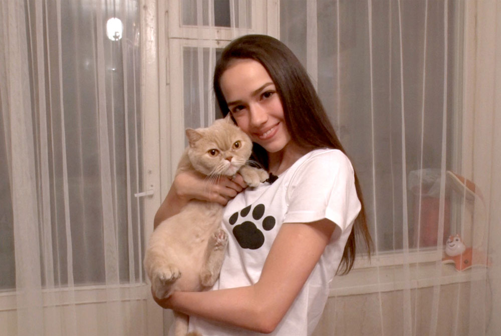アリーナ・ザギトワが愛するネコと特別出演する（Ｃ）ＴＢＳ