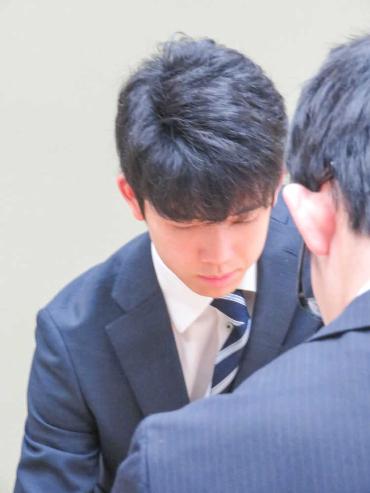 藤井六段　高校生棋士として初対局　相手は“後輩”古森四段