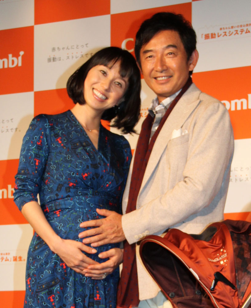 第３子出産を報告した東尾理子（左）と夫の石田純一