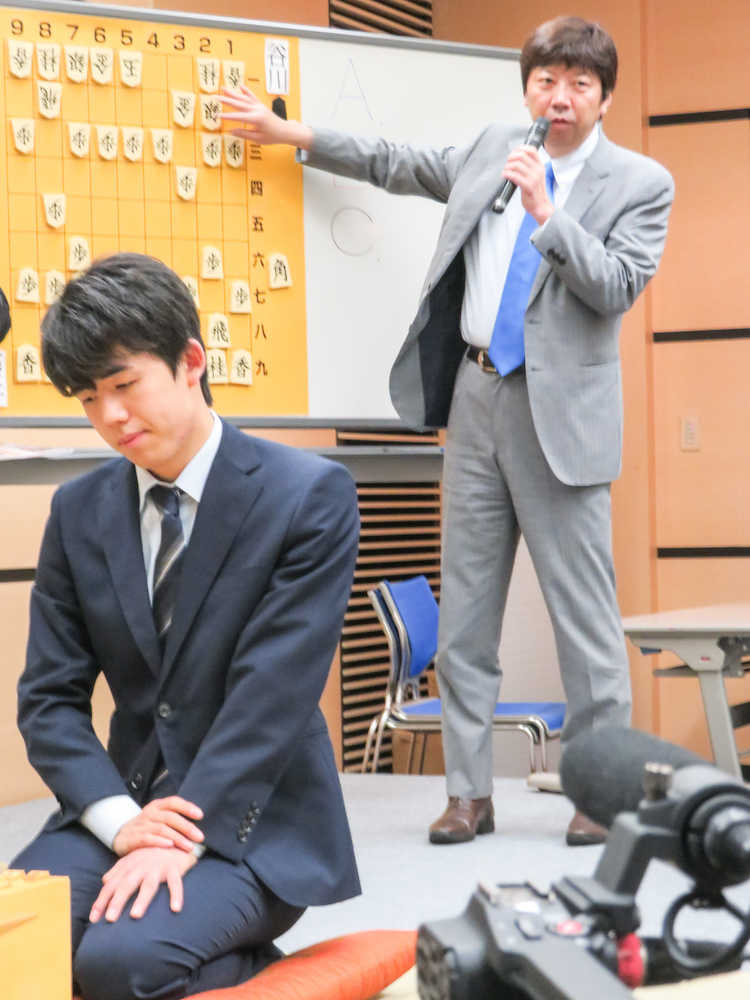 神戸市内で行われた将棋イベント「竜王アカデミーｉｎ神戸」に参加した（左から）藤井聡太六段と杉本昌隆七段の師弟コンビ