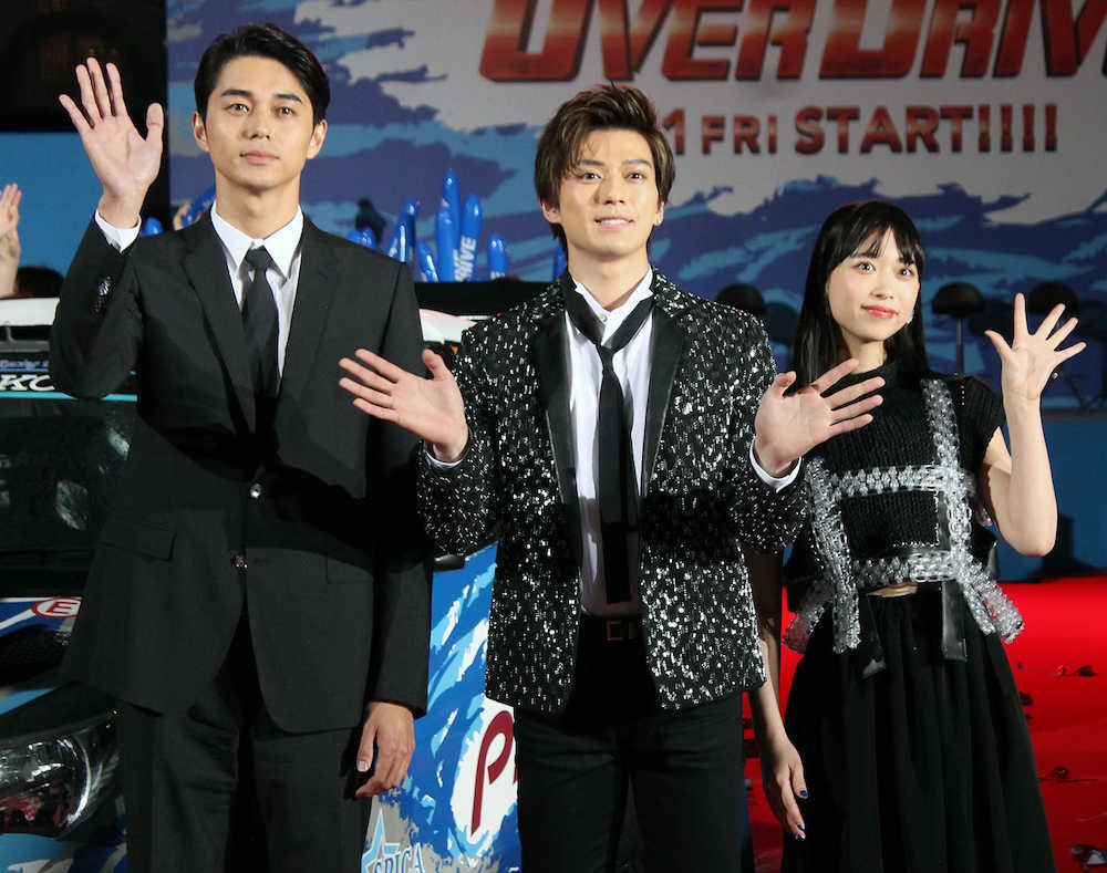 映画「オーバードライブ」の完成披露イベントに出席した（左から）東出昌大、新田真剣佑、森川葵