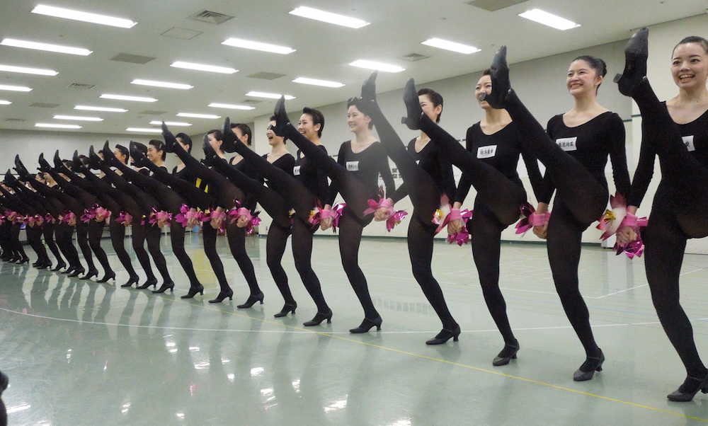 ３月に宝塚入団の１０４期生４０人　稽古場で初舞台でのラインダンスを披露