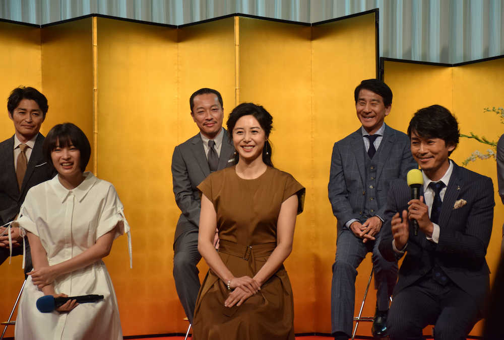 １９年の連続テレビ小説「なつぞら」出演者発表会見で、会場の笑いを誘った藤木直人（前列右）のコメントに笑顔を見せる（前列左から）広瀬すず、松嶋菜々子（後列左から）安田顕、音尾琢真、小林隆