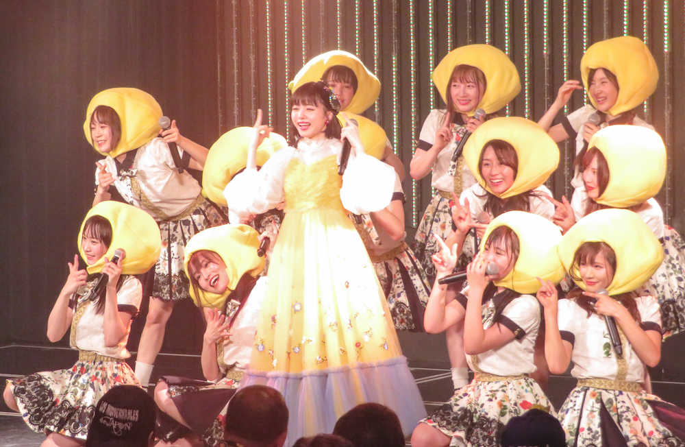 最後の卒業セレモニーにレモン色のドレス姿で登場し、卒業したＮＭＢ４８・市川美織（中央）とレモン色のかぶり物姿の山本彩（その左下）らメンバー