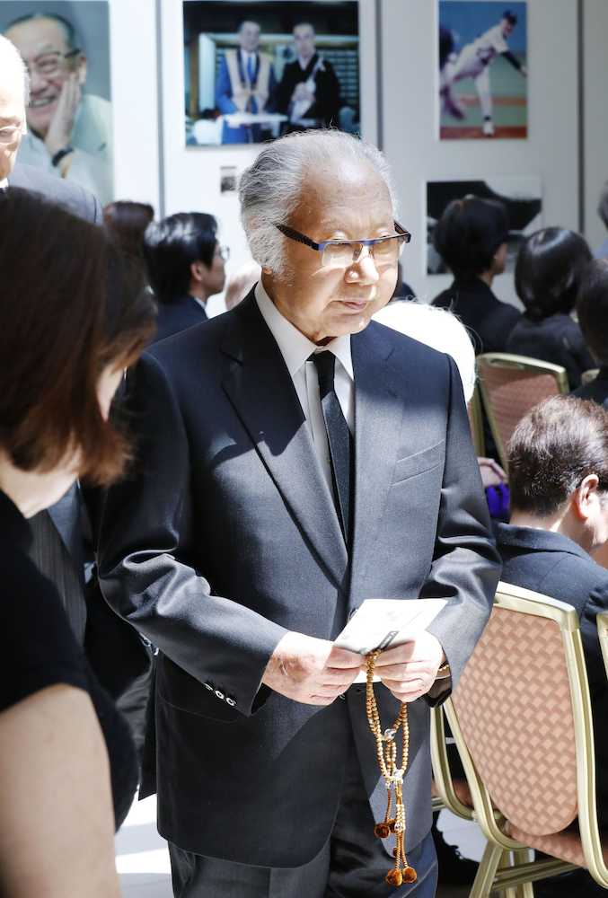 竹本住太夫さんの葬儀・告別式に参列した坂田藤十郎さん