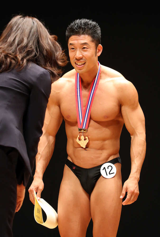 ＜東京オープンボディビル選手権大会＞ミスター７５キログラム以下級で３位に入賞しメダルを掛けられた、なかやまきんに君