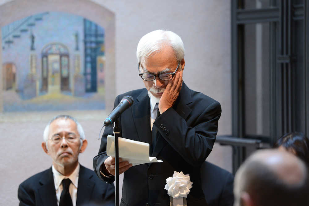 高畑勲さんのお別れの会で、涙ながらに弔辞を読む宮崎駿監督。後方は鈴木敏夫プロデューサー