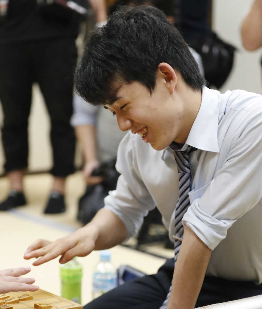 竜王戦ランキング戦５組の準決勝で勝利し、史上最年少の１５歳９カ月で昇段し笑顔の藤井聡太七段
