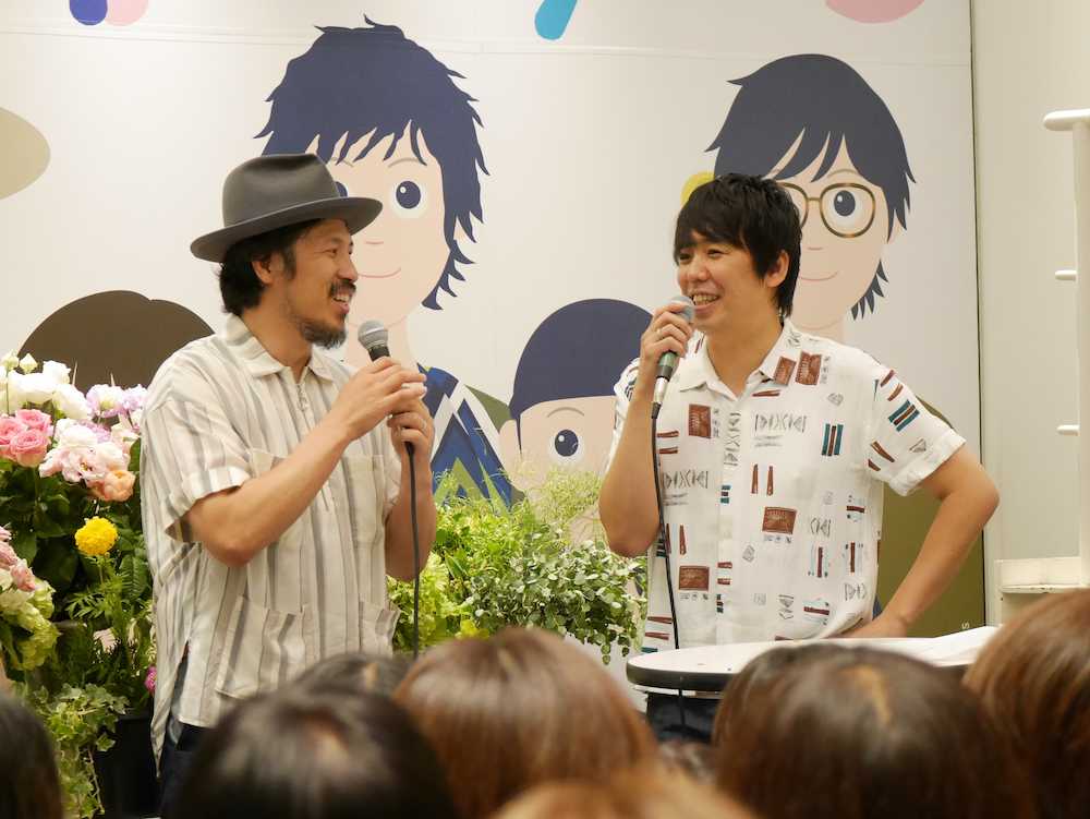 大阪市内でイベントを開いた「スキマスイッチ」の大橋卓弥（右）と常田真太郎