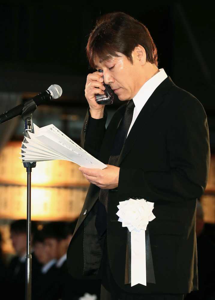 西城秀樹さんの葬儀・告別式で、弔辞を読みながら涙を拭う野口五郎（代表撮影）