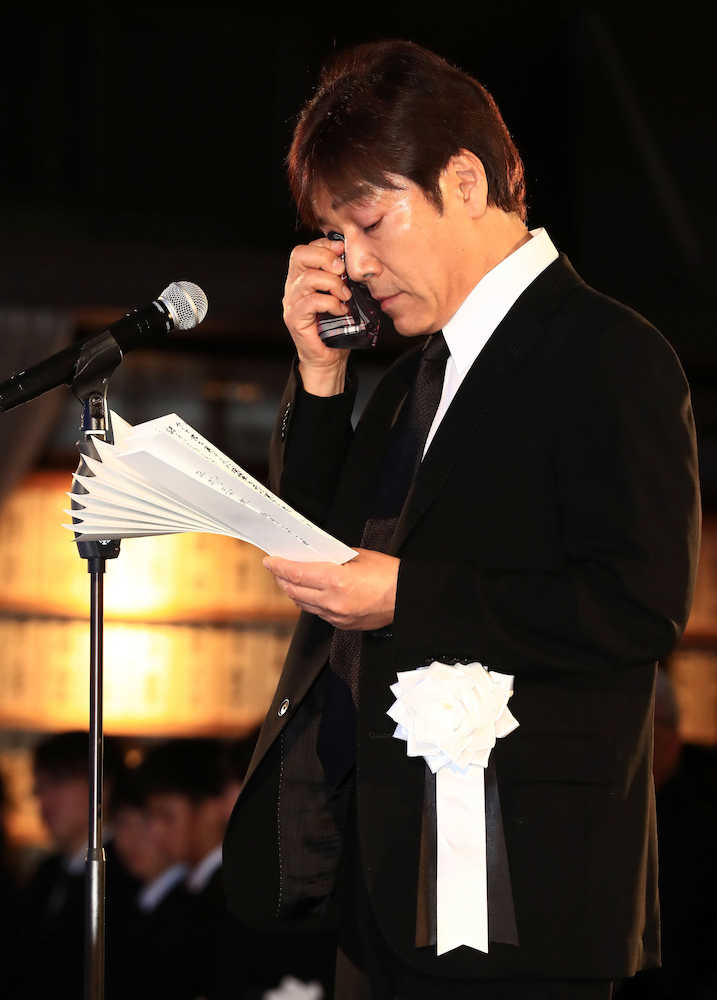 西城秀樹さんの葬儀・告別式で弔辞を読み涙をぬぐう野口五郎（代表撮影）