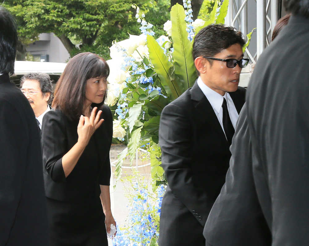 薬丸裕英、“妹”の妻石川秀美さんと参列「可愛がってもらった」