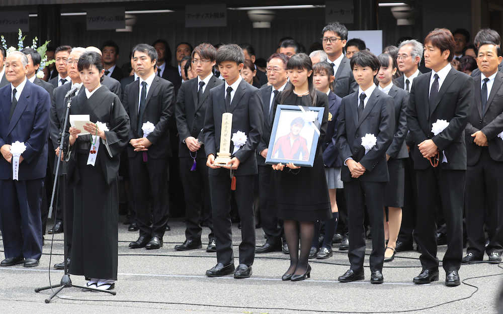 ３人の子供たちも涙、美紀夫人　声震わせ「秀樹さん忘れないでいて」