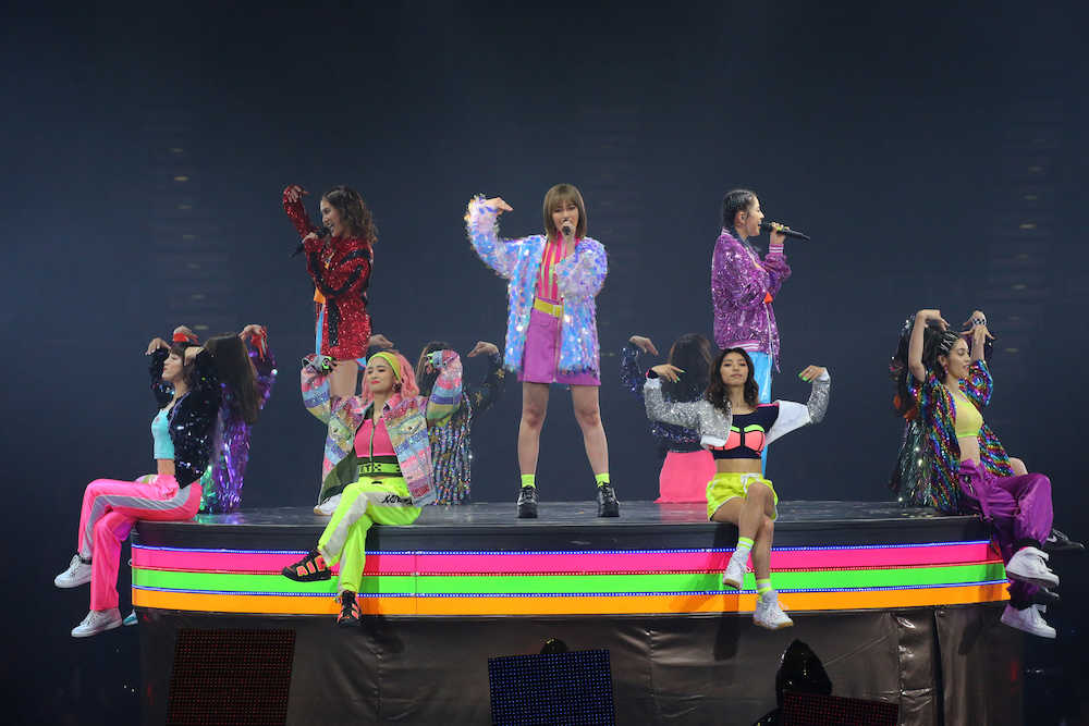 全国ツアーが開幕した「Ｅ−ｇｉｒｌｓ」（前列左から）須田アンナ、ＹＵＲＩＮＯ、ＳＡＹＡＫＡ、楓。（後列左から）藤井夏恋、鷲尾怜菜、武部柚那