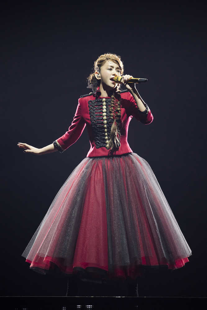 ラストツアーの最終公演で歌う安室奈美恵　
