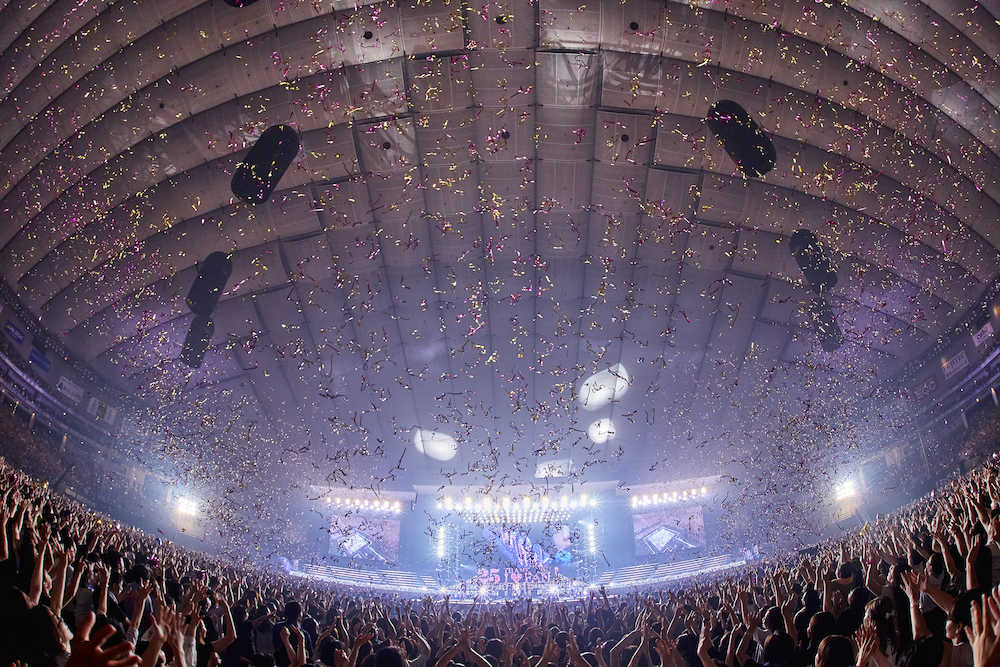 安室奈美恵の歌声に東京ドームは満員のファンで盛り上がる