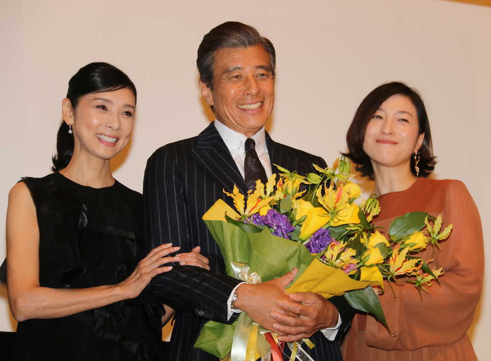 映画「終わった人」初日舞台あいさつに出席した（左から）黒木瞳、舘ひろし、広末涼子