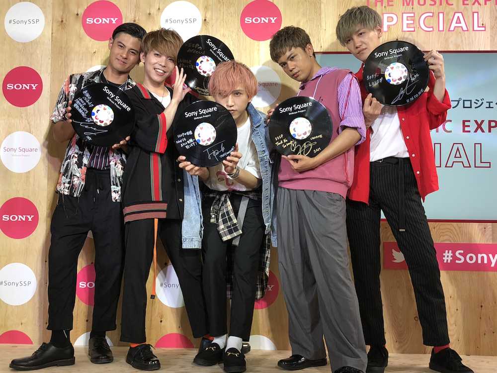 ＵＮＩＯＮＥ　渋谷のド真ん中で熱唱！昨年レコ大新人賞５人組