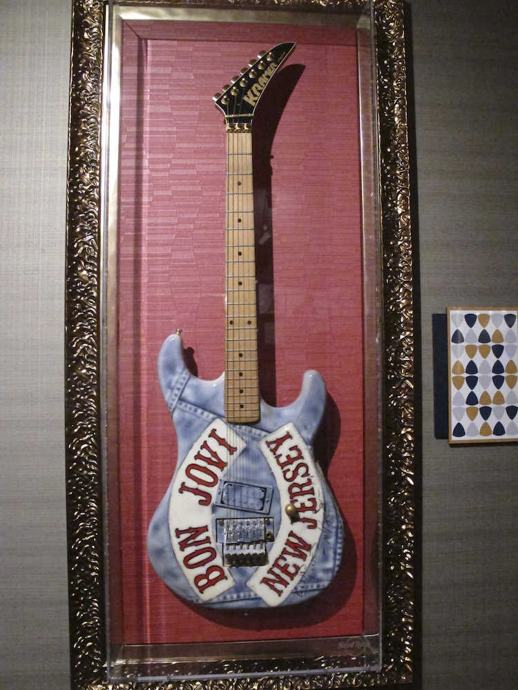ハードロック・カジノに展示されているボン・ジョビのギター（ＡＰ）