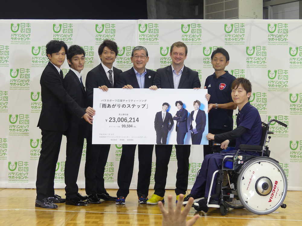 パラスポーツ応援チャリティーソング「雨上がりのステップ」寄付贈呈式に出席した（左から）稲垣吾郎、草なぎ剛、香取慎吾