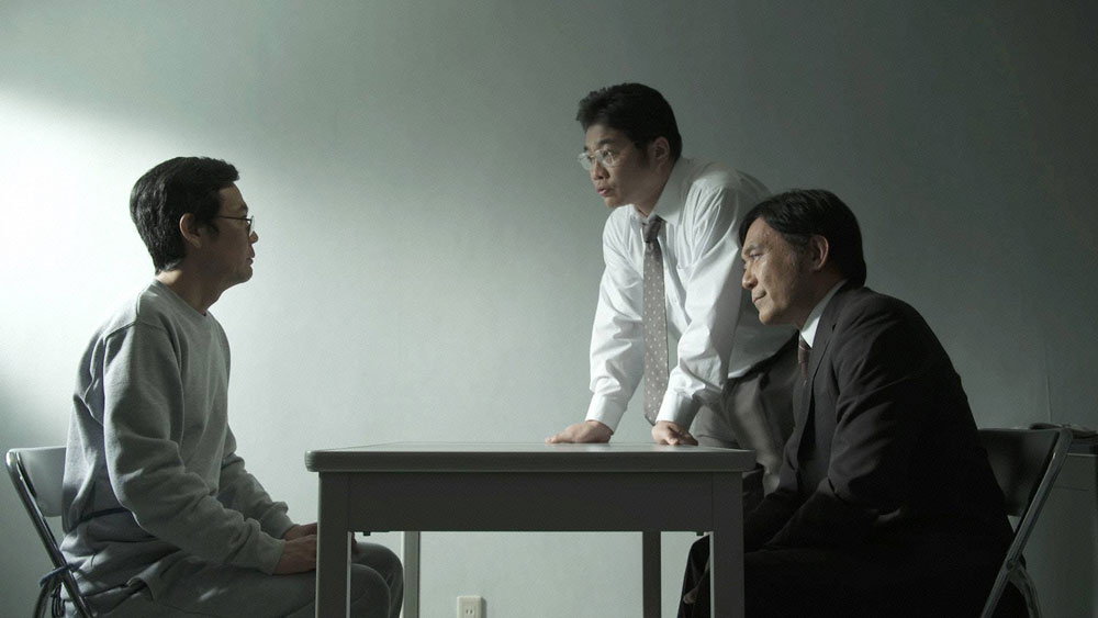 オウム真理教事件を扱ったドキュメンタリードラマに出演する（左から）岡部たかし、松尾諭、渡辺いっけい（Ｃ）フジテレビ