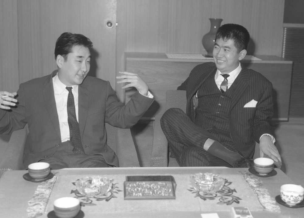 対談する石原慎太郎氏（右）と浅利慶太さん＝１９６４年１２月