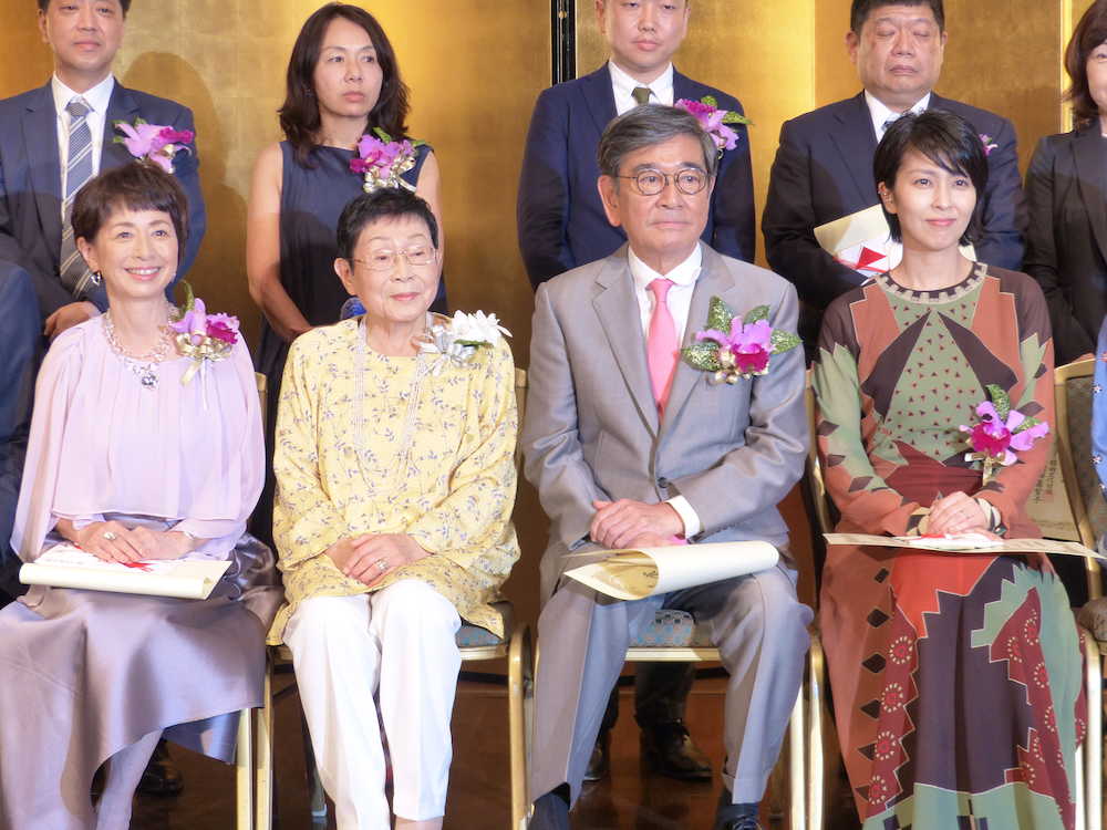 第２６回橋田賞の授賞式に出席した（前列左から）阿川佐和子さん、橋田寿賀子さん、石坂浩二、松たか子