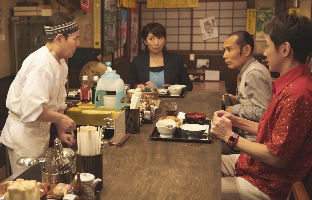大杉さんが演じていた亀山係長の後任、横山係長を演じる片岡鶴太郎（右から２人目）（Ｃ）テレビ東京