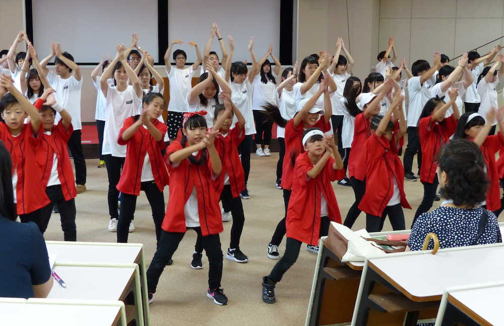 【画像・写真】江戸川学園おおたかの森専門学校のオープンキャンパスで、キッズダンサーとともにダンスパフォーマンスを披露する生徒たち