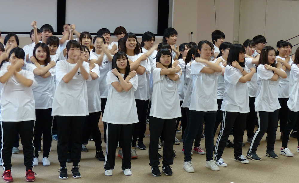 【画像・写真】江戸川学園おおたかの森専門学校のオープンキャンパスで、ダンスパフォーマンスを披露する生徒たち